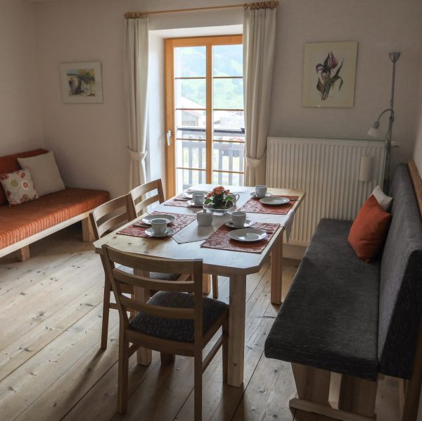Wohn-Essbereich der Ferienwohnung Spielbichl