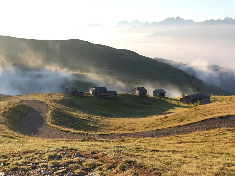 Almhütten im Morgennebel auf einer Hochalm in Osttirol – Wandergebiet rund um den Marhof im Pustertal